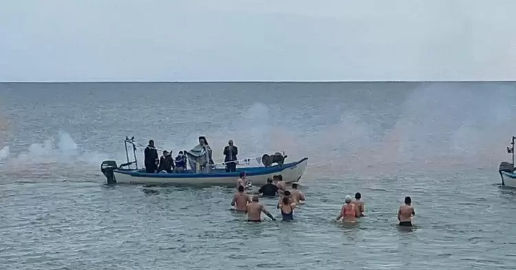 Θεοφάνεια στον Μακρύγιαλο: Η τελετή του καθαγιασμού Μακρύγιαλο (εικόνες)