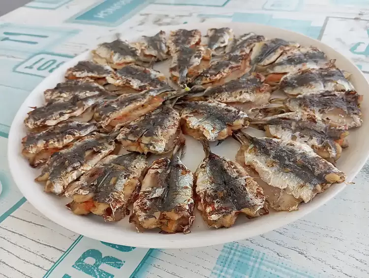 Τι θα φάμε σήμερα: Σαρδέλες παντρεμένες Τι θα φάμε σήμερα: Σαρδέλες παντρεμένες