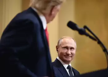 Politico: Οι 29 φορές που ο Τραμπ έκανε τον Πούτιν να χαμογελά