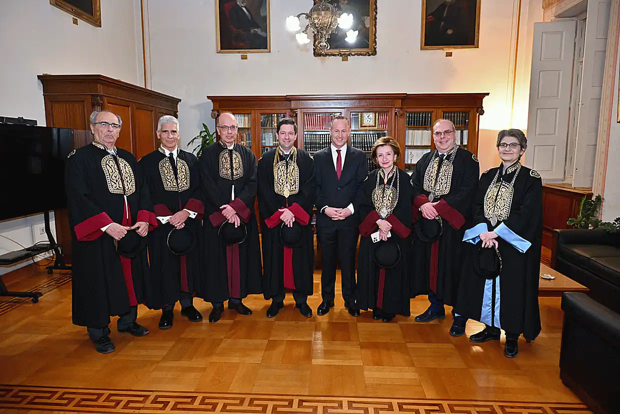 Επίτιμος διδάκτορας της Ιατρικής Σχολής του Πανεπιστημίου Αθηνών αναγορεύθηκε ο καθηγητής Ξενοφών Mπαραλιάκος (εικόνες) Επίτιμος διδάκτορας της Ιατρικής Σχολής του Πανεπιστημίου Αθηνών αναγορεύθηκε ο καθηγητής Ξενοφών Mπαραλιάκος