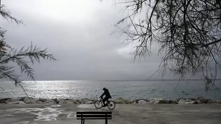 Ο καιρός σε Κατερίνη και Πιερία σήμερα Παρασκευή, 21 Φεβρουαρίου 2025: Νεφώσεις με ασθενείς τοπικές βροχές ή χιονόνερο