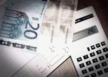 Κομισιόν: Στο «σκαμνί» η Ελλάδα για μη συμμόρφωση μείωσης ΦΠΑ σε αγαθά και υπηρεσίες Κομισιόν: Στο «σκαμνί» η Ελλάδα για μη συμμόρφωση μείωσης ΦΠΑ σε αγαθά και υπηρεσίες