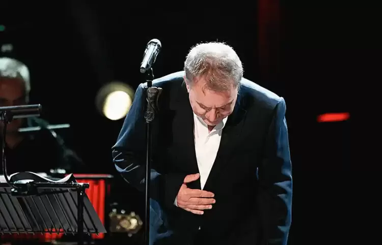 Μανώλης Μητσιάς, ο τραγουδιστής με τη ζεστή φωνή Μανώλης Μητσιάς, ο τραγουδιστής με τη ζεστή φωνή