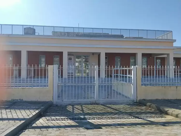 Να παραμείνει ανοικτή η κεντρική πύλη του κτιρίου της Επισκέψιμης Μουσειακής Αποθήκης Μακρυγιάλου