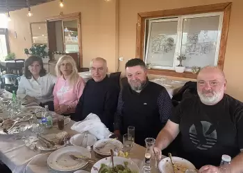 Οι εκπαιδευτικοί του Γυμνασίου Περίστασης έκοψαν την βασιλόπιτα τους