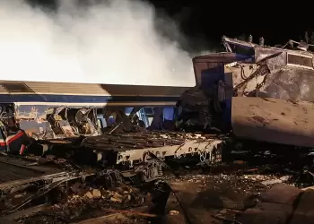 Οι μαθητές θρηνούν για τους νεκρούς στα Τέμπη