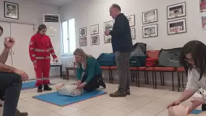 Οι οδοντίατροι εκπαιδεύονται στη χρήση αυτόματου εξωτερικού απινιδιστή Οι οδοντίατροι εκπαιδεύονται στη χρήση αυτόματου εξωτερικού απινιδιστή