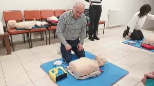 Οι οδοντίατροι εκπαιδεύονται στη χρήση αυτόματου εξωτερικού απινιδιστή Οι οδοντίατροι εκπαιδεύονται στη χρήση αυτόματου εξωτερικού απινιδιστή