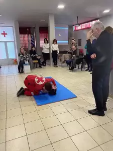 Οι οδοντίατροι εκπαιδεύονται στη χρήση αυτόματου εξωτερικού απινιδιστή Οι οδοντίατροι εκπαιδεύονται στη χρήση αυτόματου εξωτερικού απινιδιστή