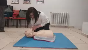 Οι οδοντίατροι εκπαιδεύονται στη χρήση αυτόματου εξωτερικού απινιδιστή Οι οδοντίατροι εκπαιδεύονται στη χρήση αυτόματου εξωτερικού απινιδιστή