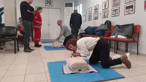 Οι οδοντίατροι εκπαιδεύονται στη χρήση αυτόματου εξωτερικού απινιδιστή Οι οδοντίατροι εκπαιδεύονται στη χρήση αυτόματου εξωτερικού απινιδιστή