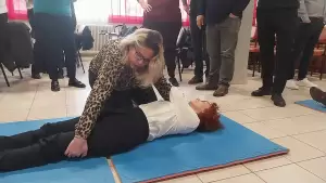 Οι οδοντίατροι εκπαιδεύονται στη χρήση αυτόματου εξωτερικού απινιδιστή Οι οδοντίατροι εκπαιδεύονται στη χρήση αυτόματου εξωτερικού απινιδιστή