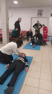 Οι οδοντίατροι εκπαιδεύονται στη χρήση αυτόματου εξωτερικού απινιδιστή Οι οδοντίατροι εκπαιδεύονται στη χρήση αυτόματου εξωτερικού απινιδιστή