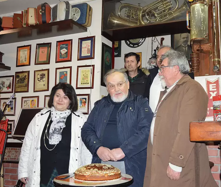 Οι συγγραφείς έκοψαν τη βασιλόπιτά τους Οι συγγραφείς έκοψαν τη βασιλόπιτά τους