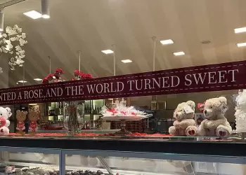 Οι βιτρίνες στην Κατερίνη φόρεσαν κόκκινα… Έφτασε η μέρα του Αγίου Βαλεντίνου και των ερωτευμένων