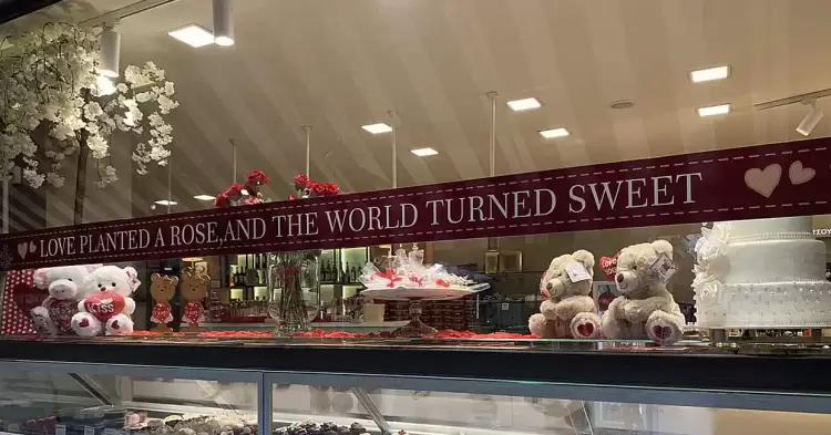 Οι βιτρίνες στην Κατερίνη φόρεσαν κόκκινα… Έφτασε η μέρα του Αγίου Βαλεντίνου και των ερωτευμένων