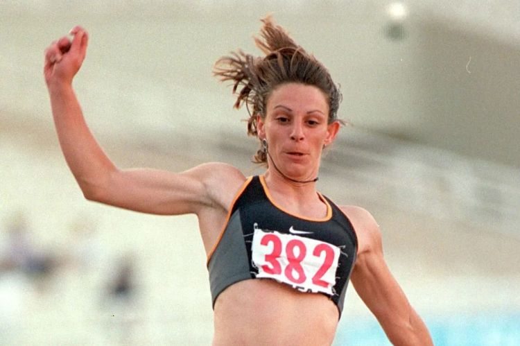 Πέθανε η Ελένη Καραμπεσίνη Πέθανε η Ελένη Καραμπεσίνη