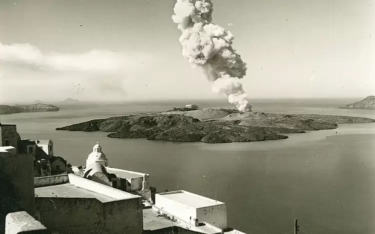 Σεισμοί στην Σαντορίνη: Η ιστορία του υποθαλάσσιου ηφαιστείου Κολούμπο, βορειοανατολικά του νησιού
