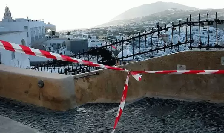 Σεισμοί στην Σαντορίνη: «Ποιος είπε ότι δεν πρέπει να ανησυχούμε;» λέει ο Παπαζάχος