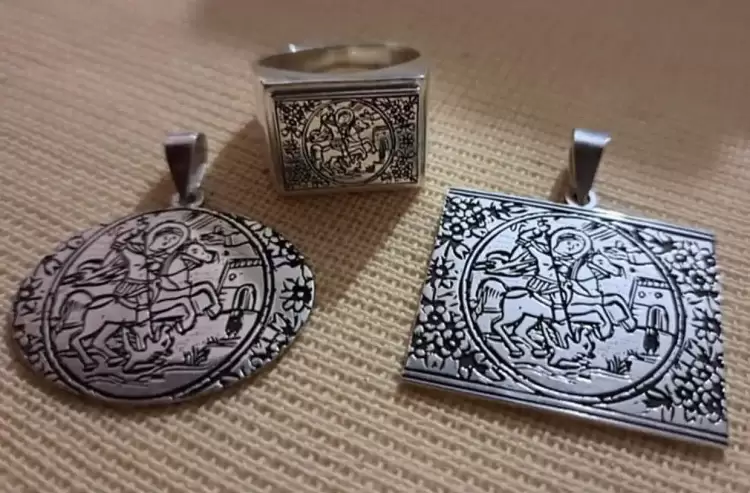 Συλλεκτικά κοσμήματα από τον Ιστορικό Σύλλογο Νεοκαισάρειας Κοτζά Αναστάς Συλλεκτικά κοσμήματα από τον Ιστορικό Σύλλογο Νεοκαισάρειας ΚΟΤΖΑ ΑΝΑΣΤΑΣ