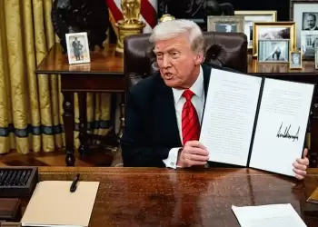 Ο Τραμπ υπέγραψε το διάταγμα για επιβολή δασμών 25% σε χάλυβα και αλουμίνιο