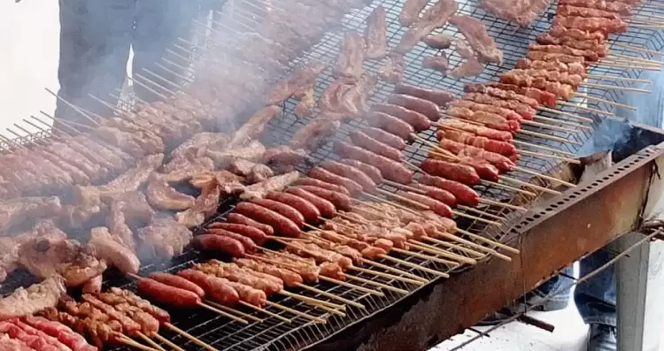 Τσικνοπέμπτη στην Κατερίνη – Ξεκίνησε το γλέντι – φωτιά τα κάρβουνα