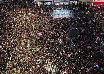 Διαμαρτυρία «Φοιτητικό Διάταγμα» στη Νις - φοιτητές και πολίτες στο κέντρο της πόλης, όπου διαβάστηκε το κείμενο του διατάγματος