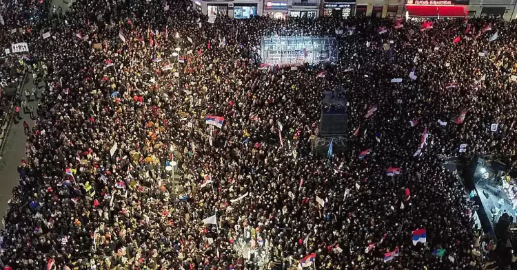 Διαμαρτυρία «Φοιτητικό Διάταγμα» στη Νις - φοιτητές και πολίτες στο κέντρο της πόλης, όπου διαβάστηκε το κείμενο του διατάγματος