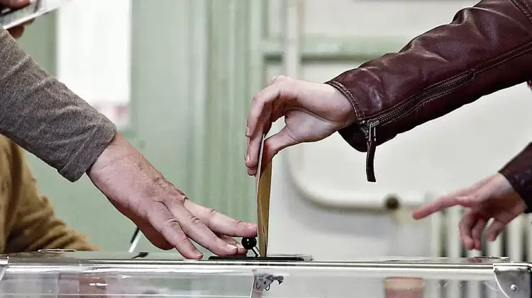 Δημοσκόπηση Opinion Poll: Στις 12,2 μονάδες το προβάδισμα ΝΔ – Δεύτερη με 15,9% η Πλεύση Ελευθερίας 