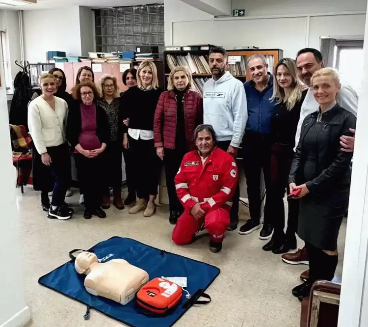 Δωρεά απινιδωτή και εκπαίδευση από την Lifeguard Patrol στη Διεύθυνση Πρωτοβάθμιας Εκπαίδευσης Πιερίας