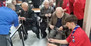 Δράση προσκόπων στο ΚΑΠΗ Κατερίνης με παιχνίδια και ψυχαγωγία