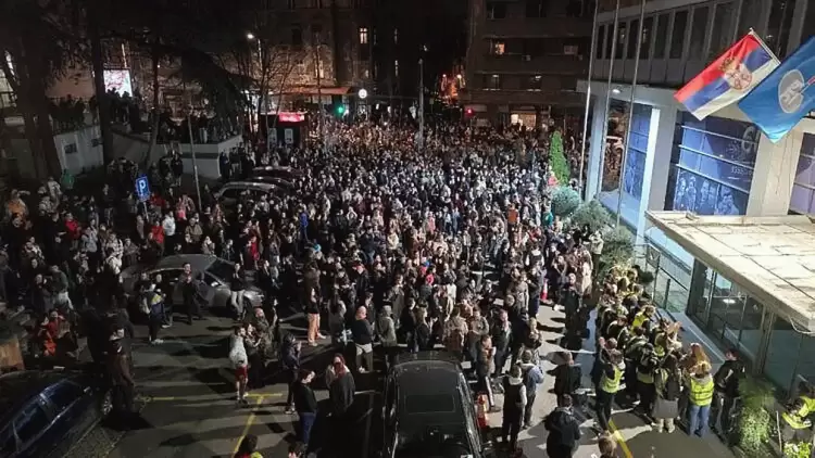 Φοιτητές στη Σερβία απέκλεισαν τη δημόσια ραδιοτηλεόραση – Συνεχίζονται οι αντικυβερνητικές διαδηλώσεις
