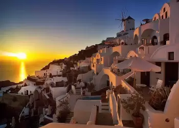 Ηλιοβασίλεμα στη Σαντορίνη – Πώς να ζήσετε την απόλυτη ταξιδιωτική εμπειρία