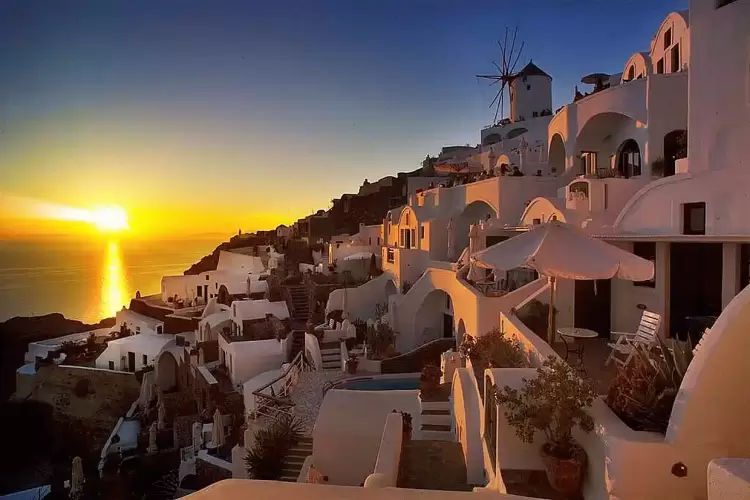 Ηλιοβασίλεμα στη Σαντορίνη – Πώς να ζήσετε την απόλυτη ταξιδιωτική εμπειρία Ηλιοβασίλεμα στη Σαντορίνη – Πώς να ζήσετε την απόλυτη ταξιδιωτική εμπειρία