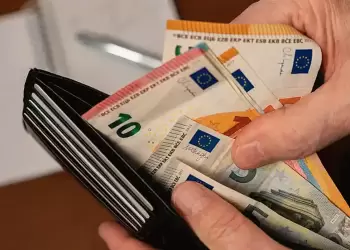 Νέα δεδομένα για δάνεια και καταθέτες – Ποιοι χάνουν, ποιοι κερδίζουν από τη νέα μείωση επιτοκίων