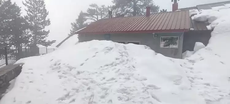 Όλυμπος: Χειμωνιάτικος καιρός – Το καταφύγιο Σπ. Αγαπητός ‘θάφτηκε’ στο χιόνι