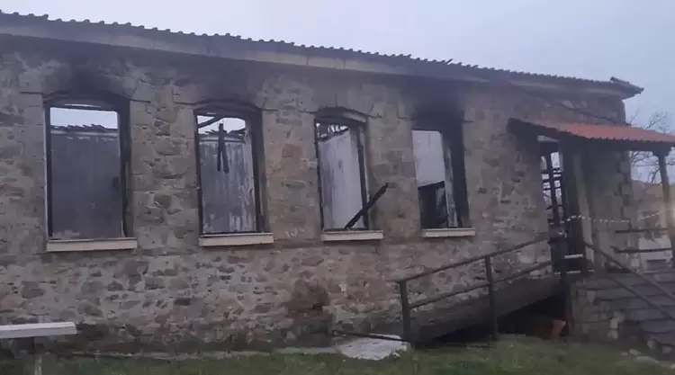 Πιερία: Πυρκαγιά Κατέστρεψε το Πολιτιστικό Κέντρο Ελαφίνας – Έκκληση για Βοήθεια!