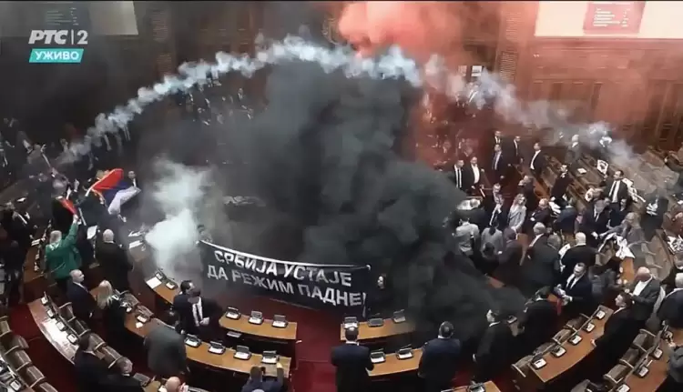 Σερβία: Βουλευτές της αντιπολίτευσης έριξαν καπνογόνα και φωτοβολίδες στην Βουλή της Σερβίας – Με εγκεφαλικό μια βουλευτής