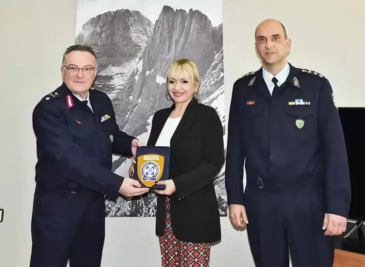 Σοφία Μαυρίδου: Η Π. Ε. Πιερίας επισφραγίζει την αγαστή συνεργασία της με την Ελληνική Αστυνομία Σοφία Μαυρίδου: «Η Περιφερειακή Ενότητα Πιερίας επισφραγίζει την αγαστή συνεργασία της με την Ελληνική Αστυνομία αναγνωρίζοντας το δύσκολο και απαιτητικό έργο των αστυνομικών μας»