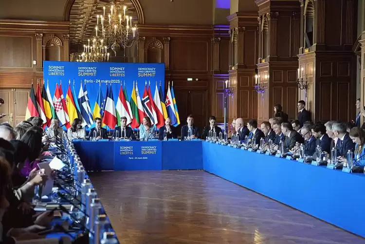 Ο Στέφανος Κασσελάκης στη Σύνοδο των Δημοκρατών στο Παρίσι: 8 Κλειδιά για το Μέλλον της Ευρώπης