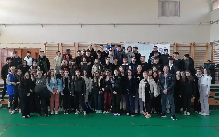 Ο Σύλλογος Καρκινοπαθών Πιερίας στο 1ο Γενικό Λύκειο Κατερίνης για την εθελοντική προσφορά μυελού των οστών.