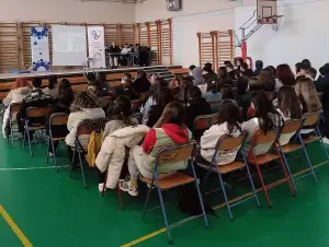 Ο Σύλλογος Καρκινοπαθών Πιερίας στο 1ο Γενικό Λύκειο Κατερίνης για την εθελοντική προσφορά μυελού των οστών.