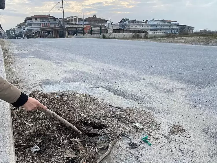 Τα νέα φρεάτια στην Παραλία Κατερίνης σκεπασμένα με φερτά υλικά