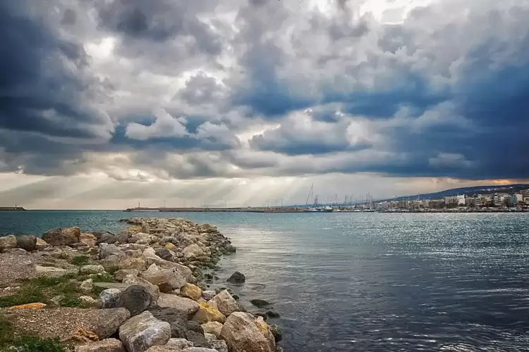 Τι καιρό θα κάνει σε Κατερίνη και Πιερία σήμερα Δευτέρα, 17 Μαρτίου 2025: Νεφώσεις με πρόσκαιρες τοπικές βροχές