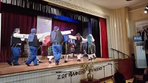 Η Χορευτική Ομάδα της Θρακικής Εστίας Κατερίνης στο Ζωγράφειο Λύκειο στην Κωνσταντινούπολη