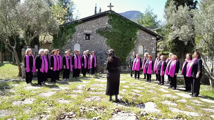 Η Χορωδία Ανάσα του Πολιτιστικού Ομίλου Λιτοχώρου, παρουσίασε το «Μάνα μου», που αναρτηθεί την Μ. Παρασκευή.