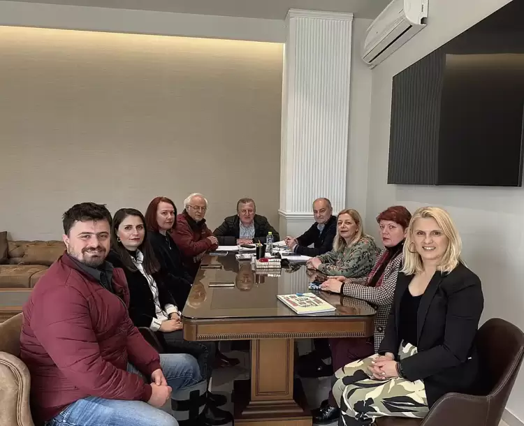 O Δήμαρχος Κατερίνης Ιωάννης Ντούμος με το νέο Δ.Σ. του Φεστιβάλ Ολύμπου O Δήμαρχος Κατερίνης Ιωάννης Ντούμος με το νέο Δ.Σ. του Φεστιβάλ Ολύμπου