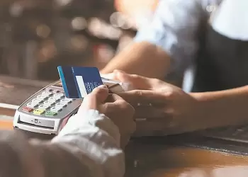 Oι ψηφιακές πληρωμές «εξαφάνισαν» μετρητά 5,79 δισ. Ευρώ από την αγορά