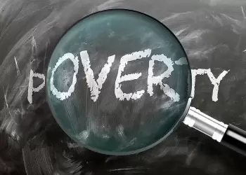 Δυστυχώς… φτωχύναμε: Πώς εξηγείται η άνοδος του δείκτη φτώχειας της ΕΛΣΤΑΤ