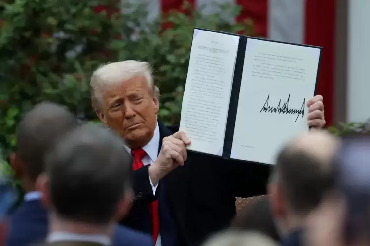 Εμπορικός Αρμαγεδδών μετά τους δασμούς Ντόναλντ Τραμπ: Βυθίζονται οι αγορές, με αντίμετρα απειλoύν ΕΕ και Κίνα